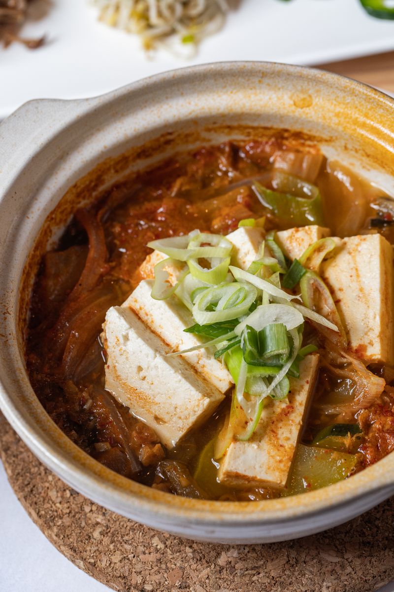 두부를 올려 끓여 낸 뚝배기 찌개