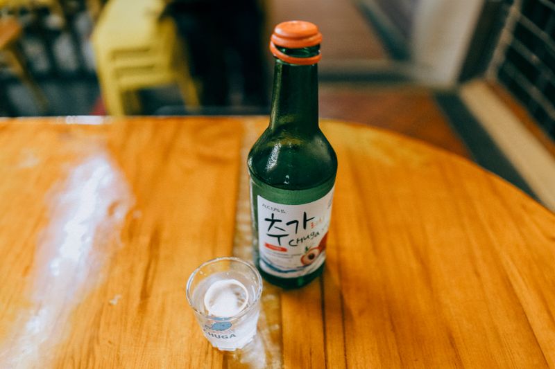 테이블에 놓인 소주잔
